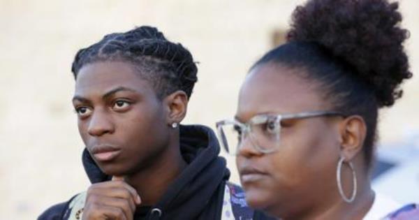 德克萨斯州一名黑人学生因发型被停学引发调查和诉讼