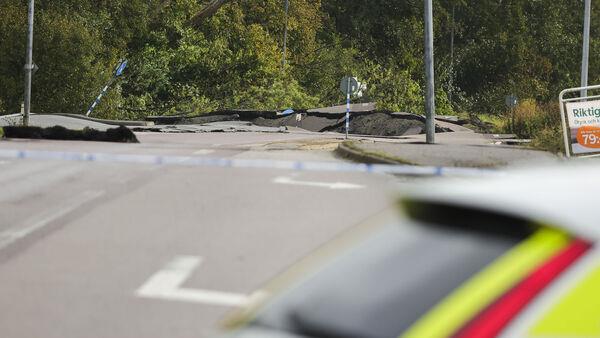 瑞典高速公路发生山体滑坡，造成巨大地陷，三人受伤